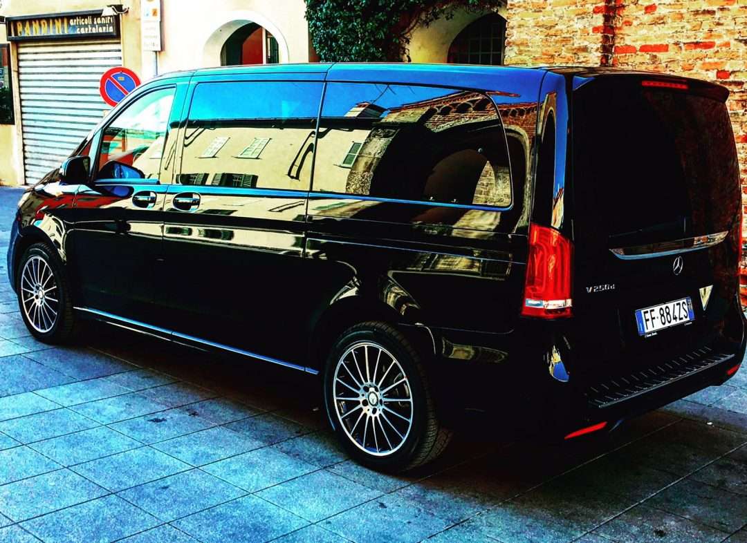 Elegant exterior and luxury interior whit limousine service italy